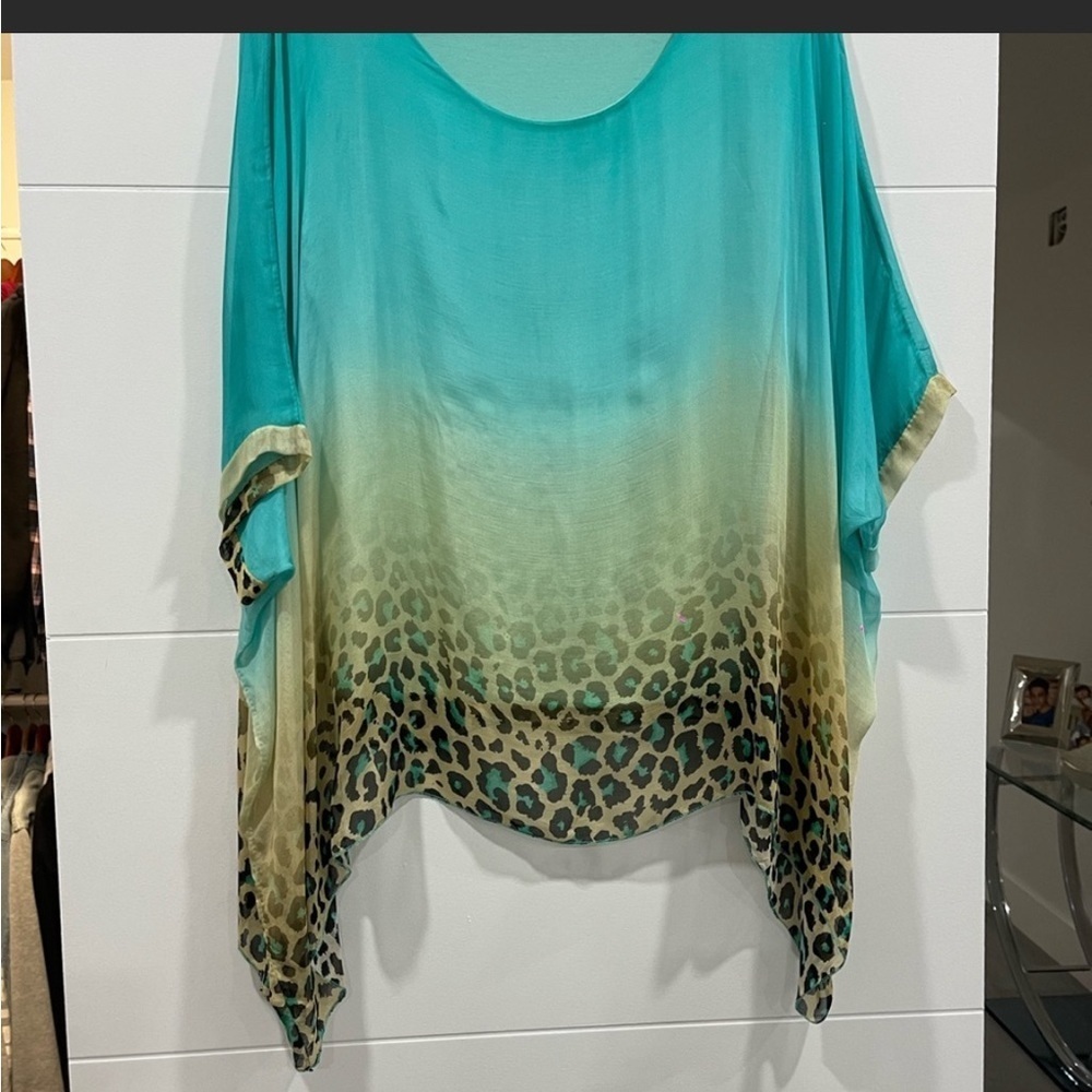 Italian silk one size fits all blouse leopard in the bottom